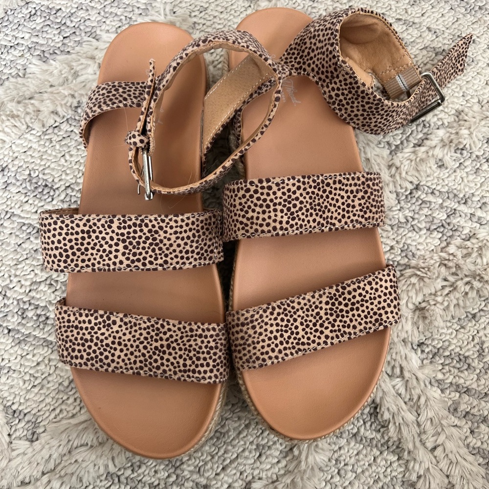 Universal Thread Tan Leopard Sandals - Picture 5 of 5